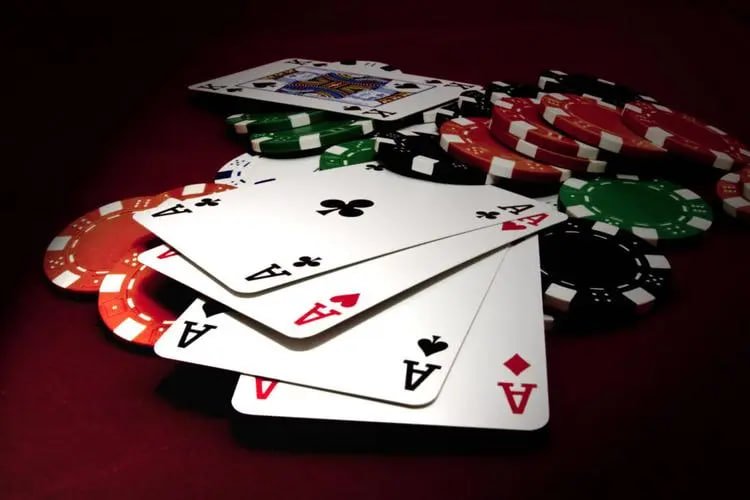 Mobile app interface showing Crash roulette table and low-data mode toggle